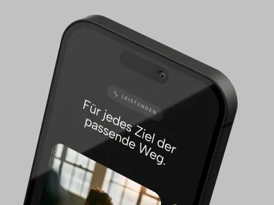 Body Performance Website auf einem iPhone in Nahaufnahme